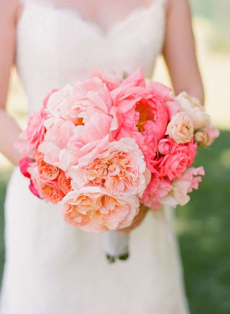 Bouquet con peonie in fiore