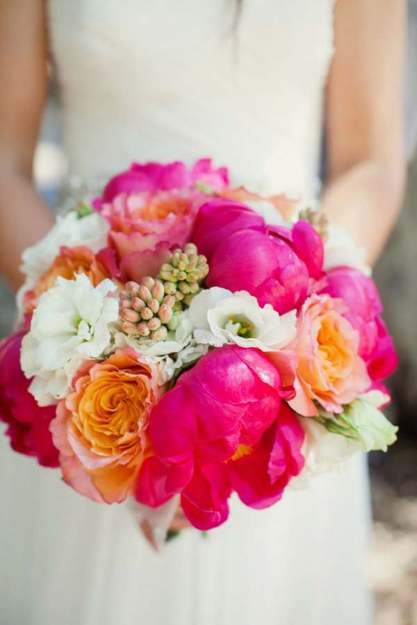 Bouquet con peonie rosa scuro