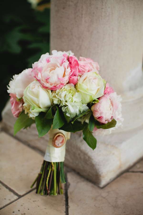 Bouquet con rose e peonie