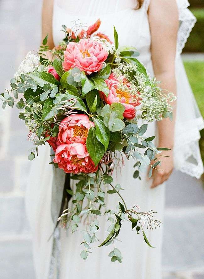 Bouquet selvatico con peonie