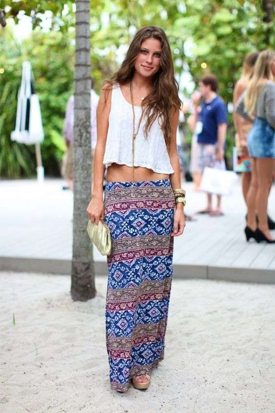 Look boho chic con gonna colorata