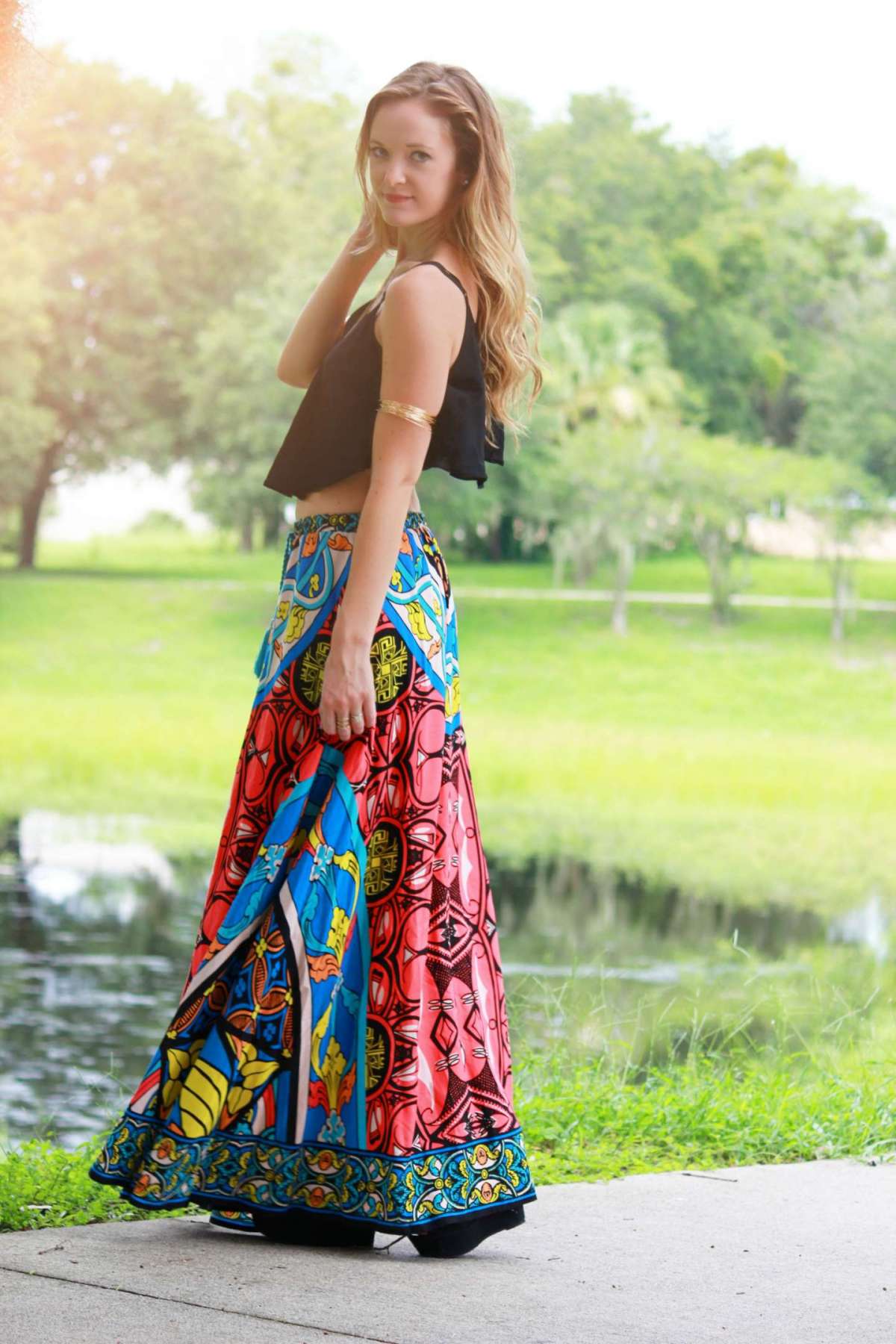 Look con maxi skirt colorata