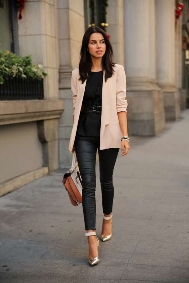 Outfit con blazer rosa