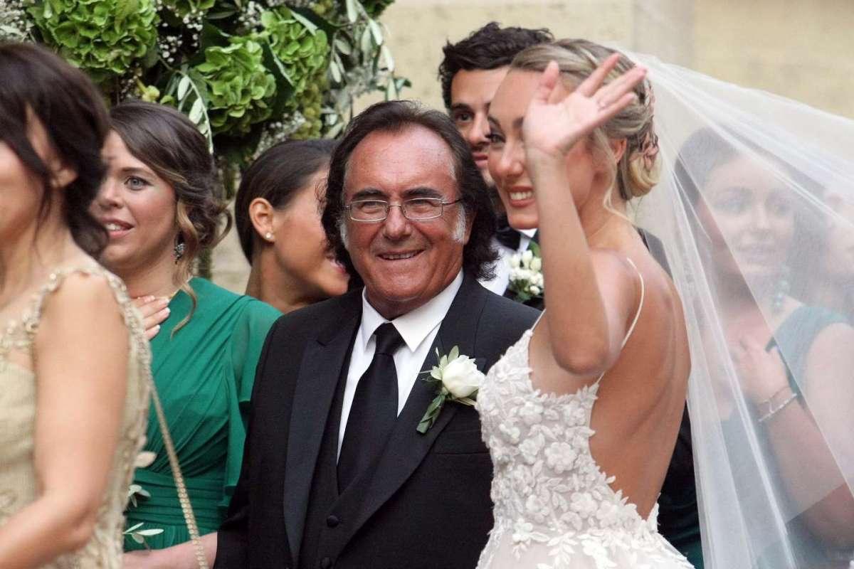 Albano Carrisi con la figlia all'esterno della chiesa
