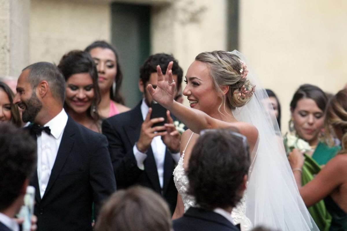 Cristel Carrisi con gli invitati al suo matrimonio