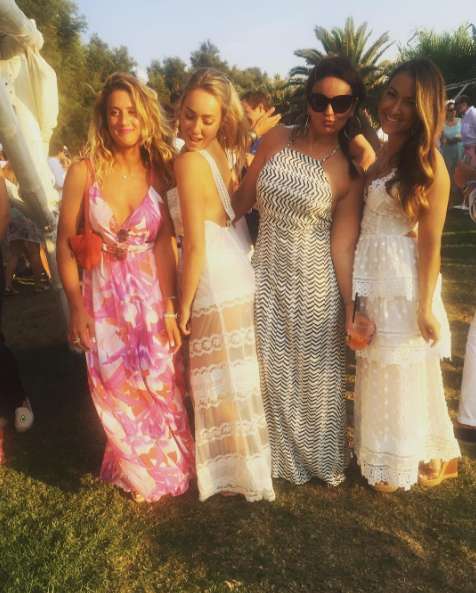 Cristel Carrisi con le amiche al Guna Beach