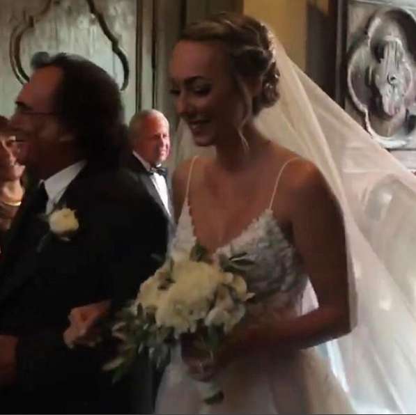 Cristel Carrisi in abito bianco con il papà Albano in chiesa