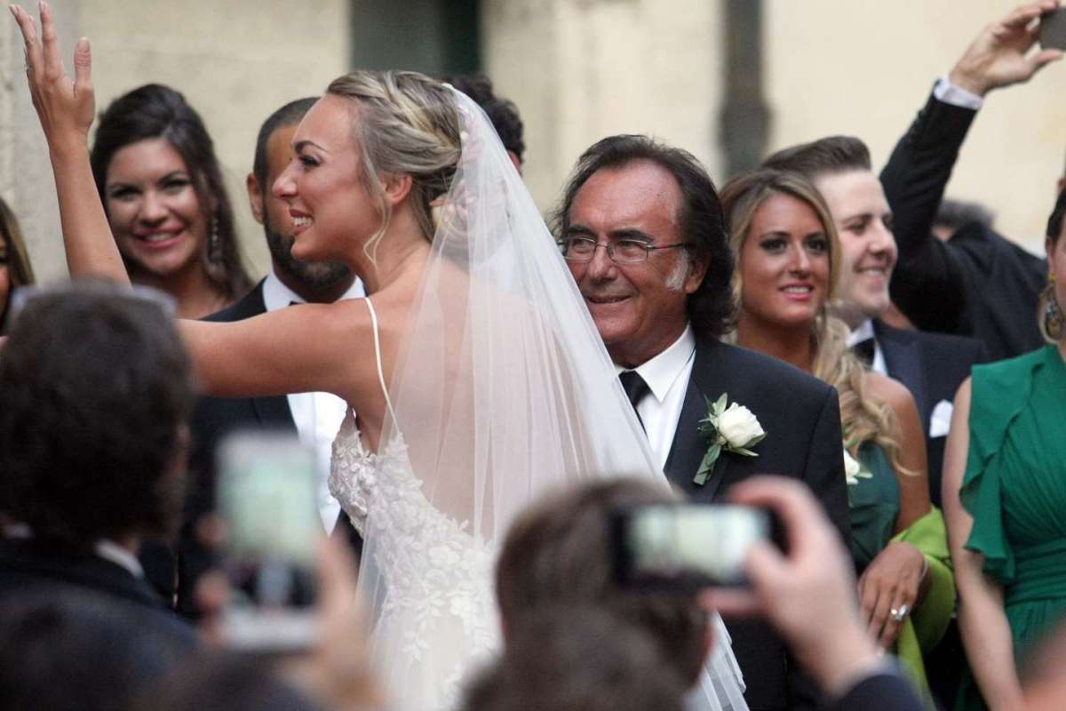 La sposa con Albano e gli invitati all'esterno della Chiesa
