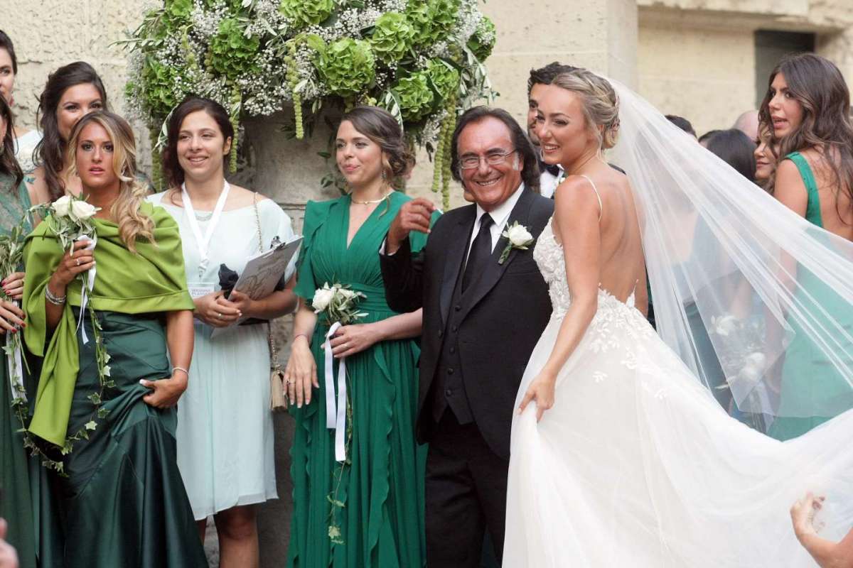 La sposa con il papà Albano e gli invitati