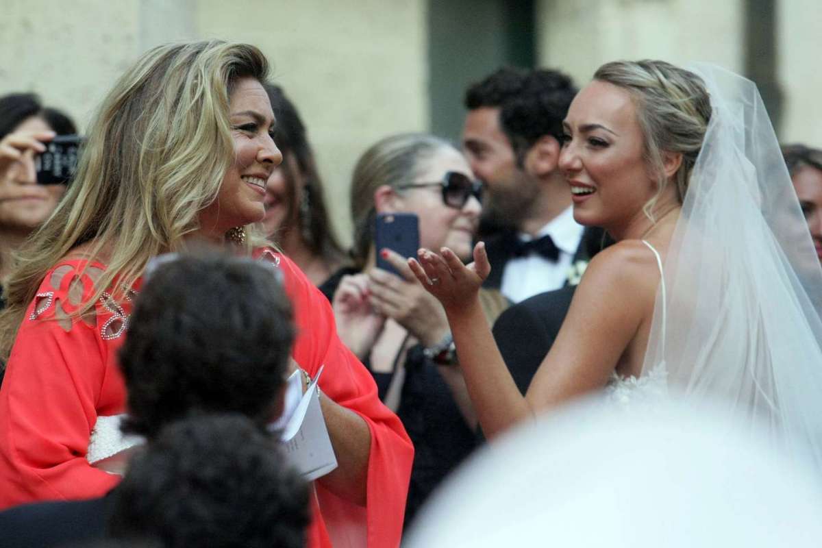 La sposa con la mamma Romina Power