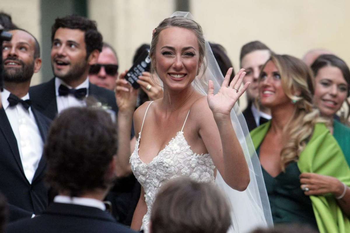 La sposa saluta fan, curiosi e paparazzi