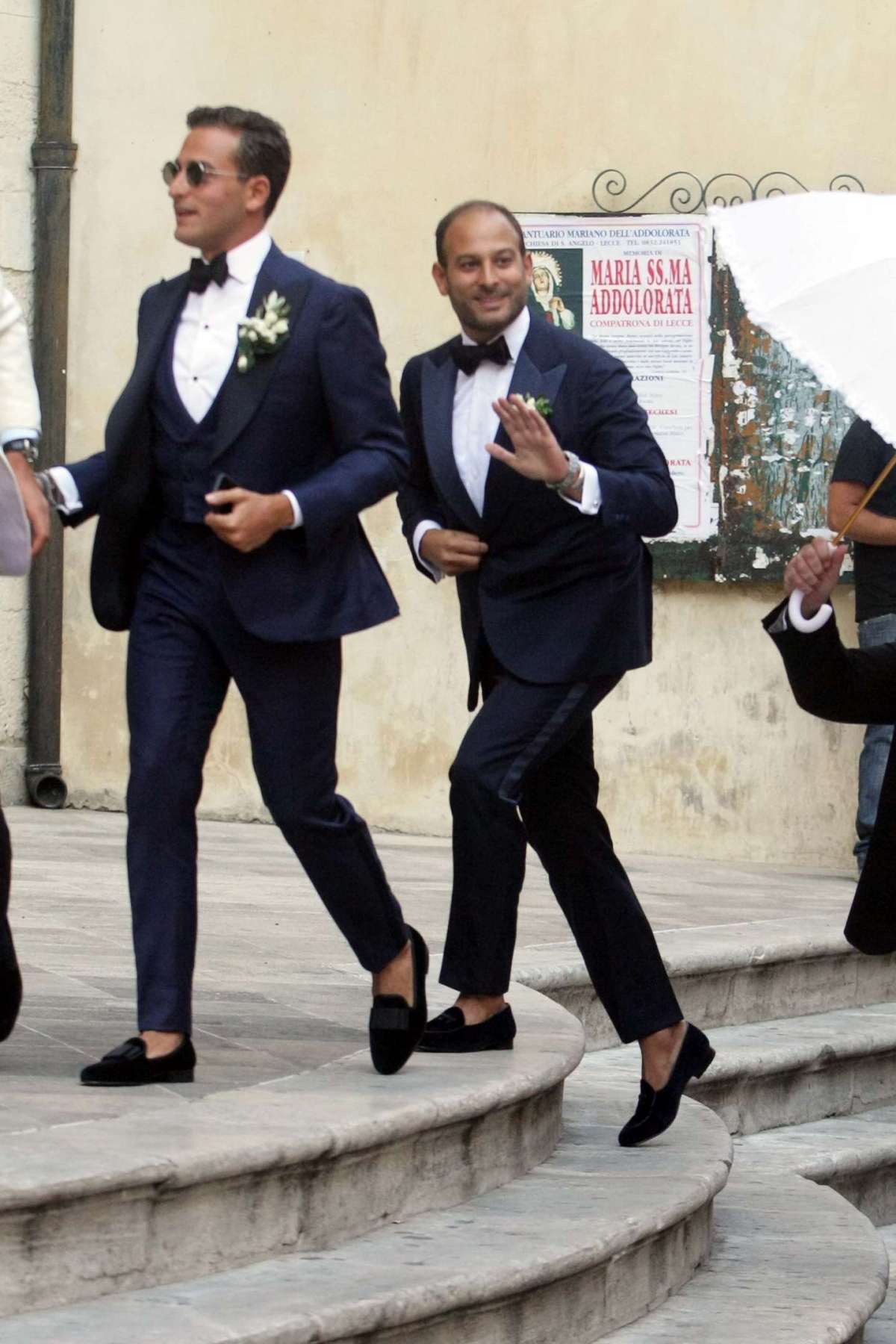 Lo sposo saluta fan e paparazzi