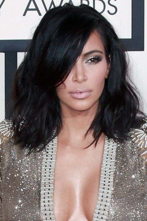 Long bob con ciuffo laterale come Kim Kardashian