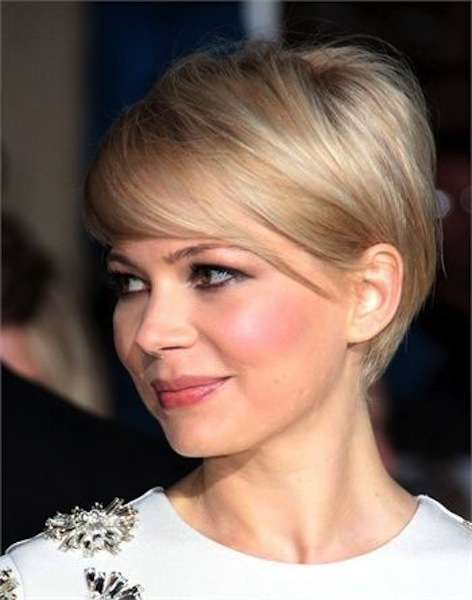 Michelle Williams con ciuffo laterale su taglio corto