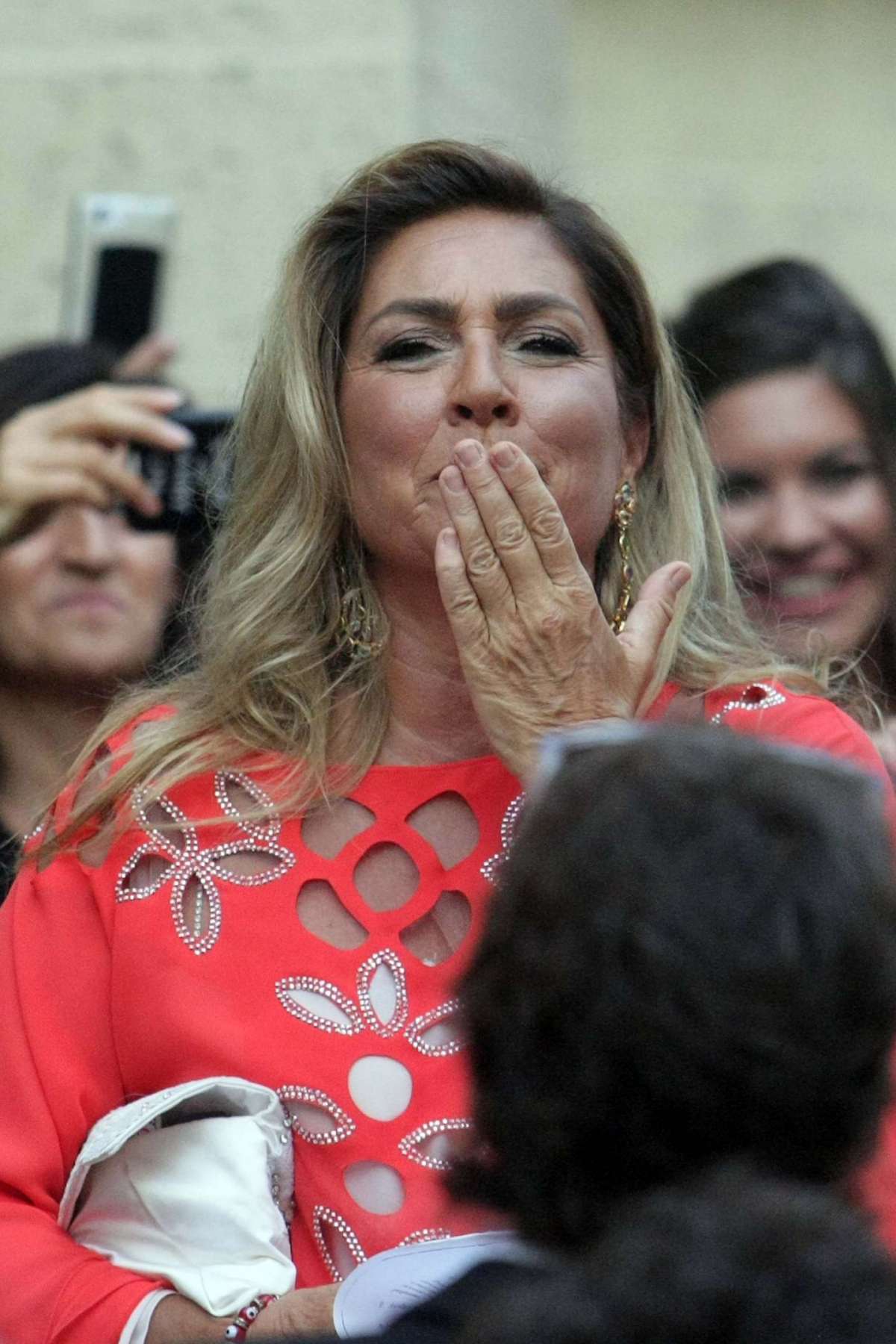 Romina Power manda un bacio ai paparazzi