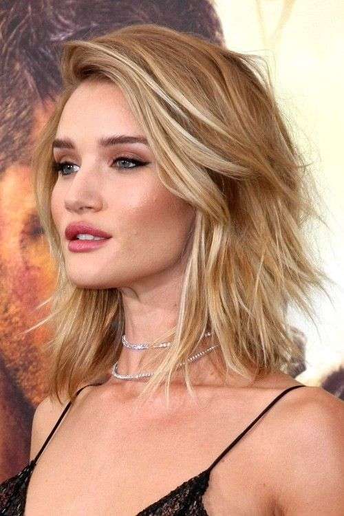 Rosie Huntington Whiteley con ciuffo laterale su taglio medio