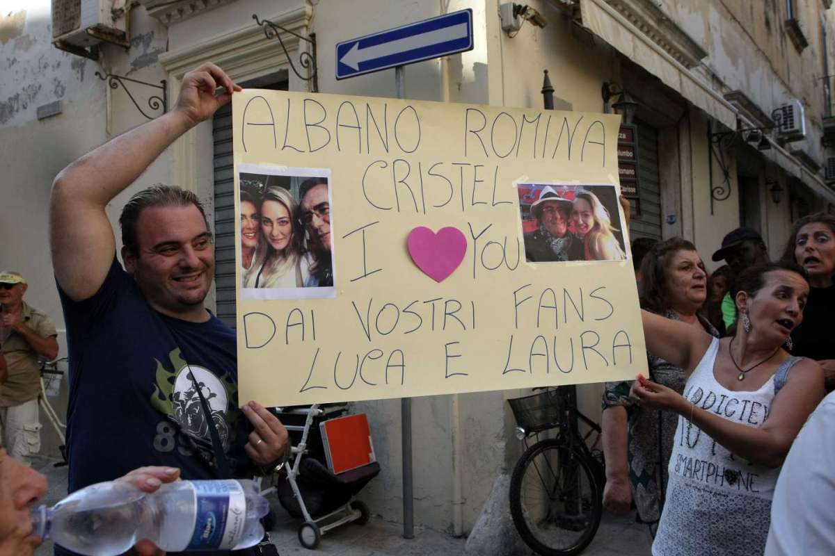Uno dei tanti messaggi dei fan per la sposa, Albano e Romina