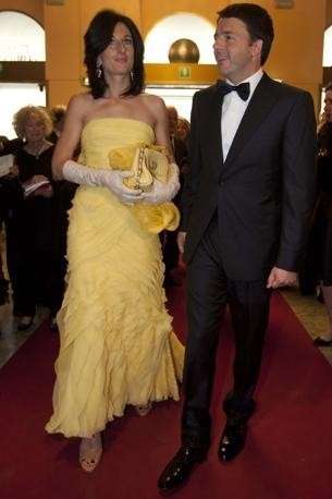 Agnese in abito giallo col marito
