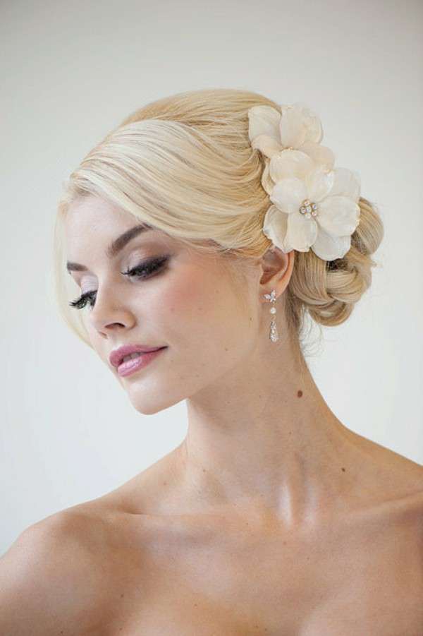 Chignon con treccia e fiori