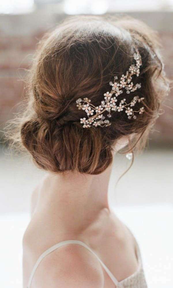 Chignon morbido con diadema floreale