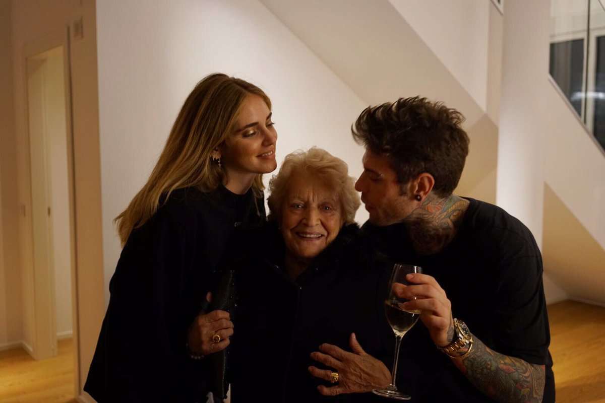 Fedez brinda con la nonna e la fashion blogger