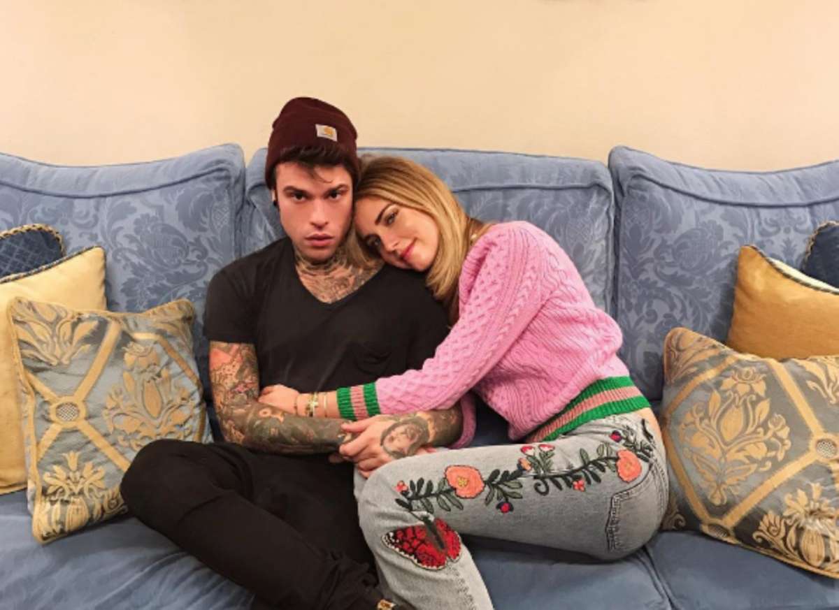 Fedez e Chiara Ferragni sul divano