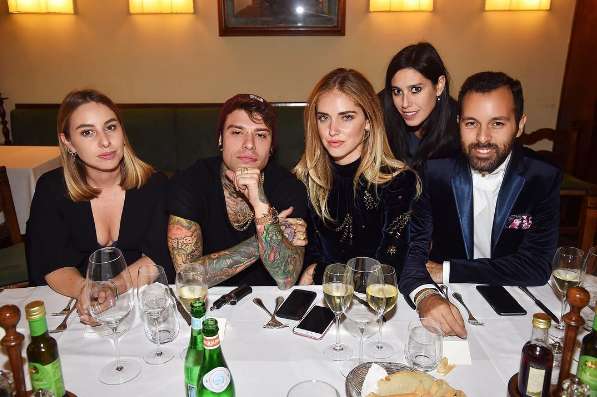 Fedez e la fashion blogger con amici a cena