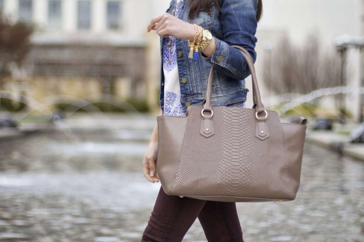 Giacca di jeans e borsa tortora