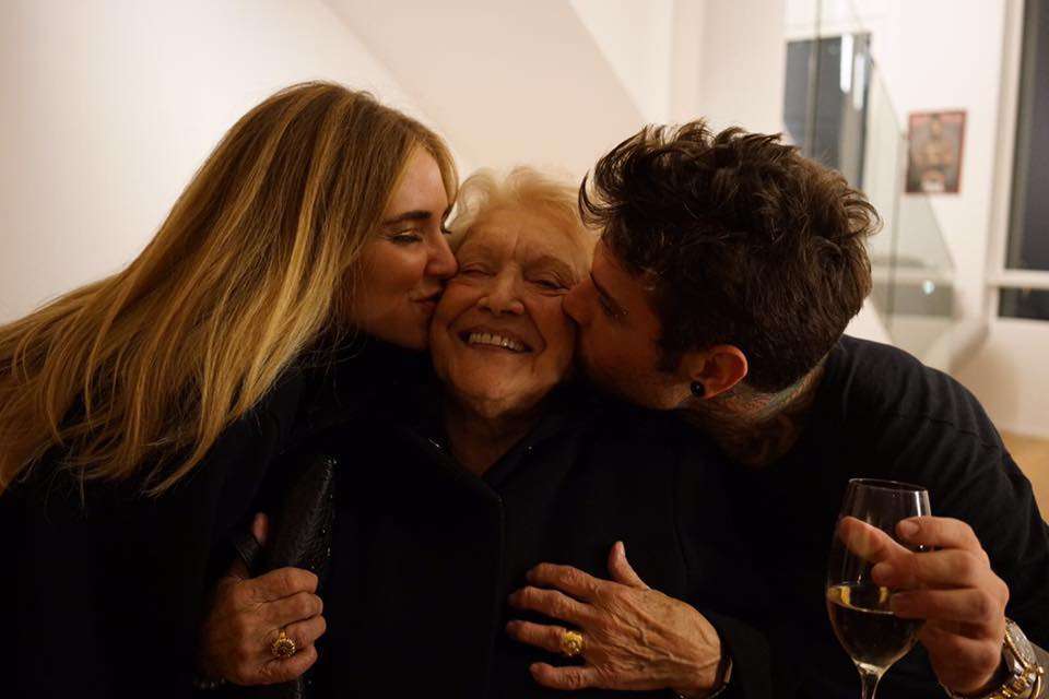 Il rapper con la fidanzata Chiara Ferragni e la nonna