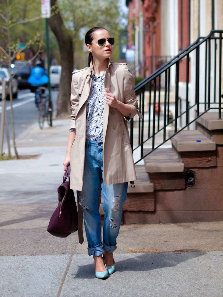 Jeans con strappi e trench