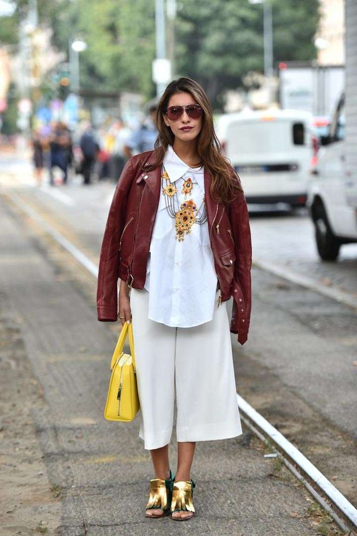 Look con giacca di pelle bordeaux