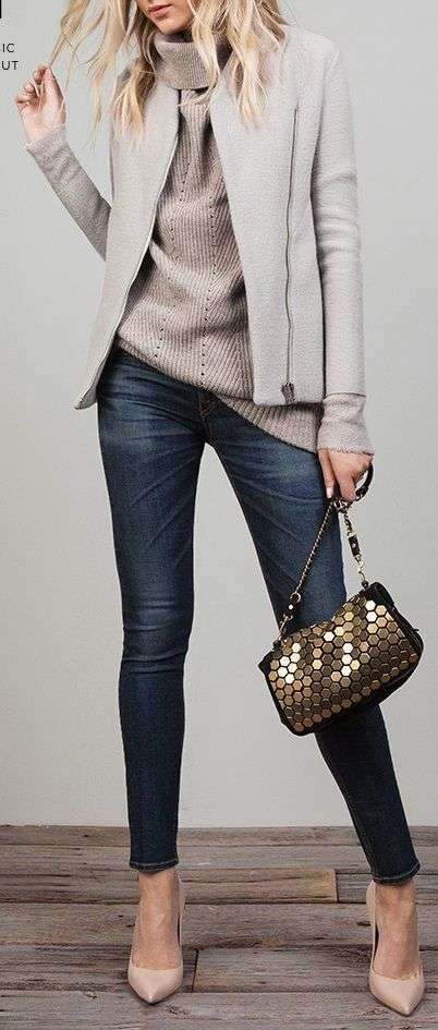 Look con jeans e capi tortora