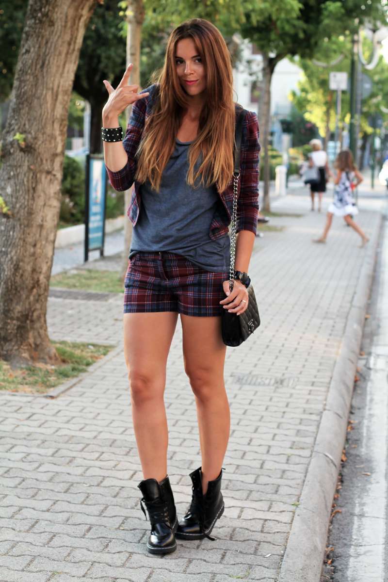 Look con shorts e anfibi