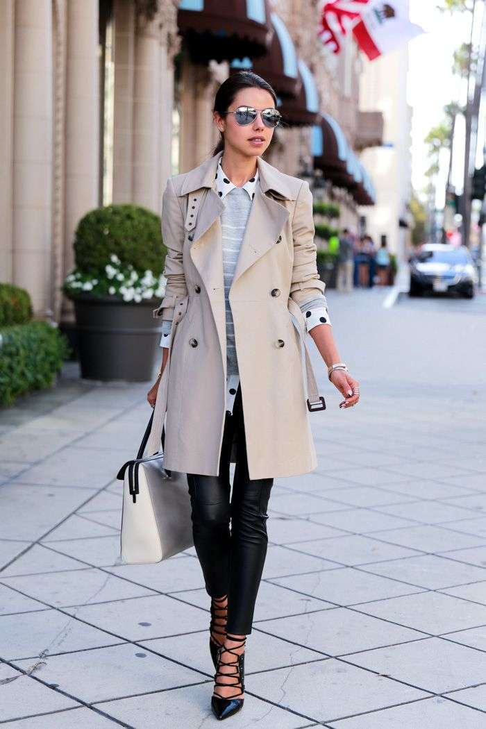 Look con trench chiaro