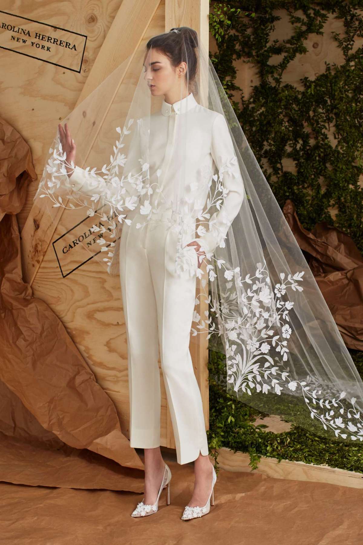 Look da sposa con pantaloni Carolina Herrera per i Pesci