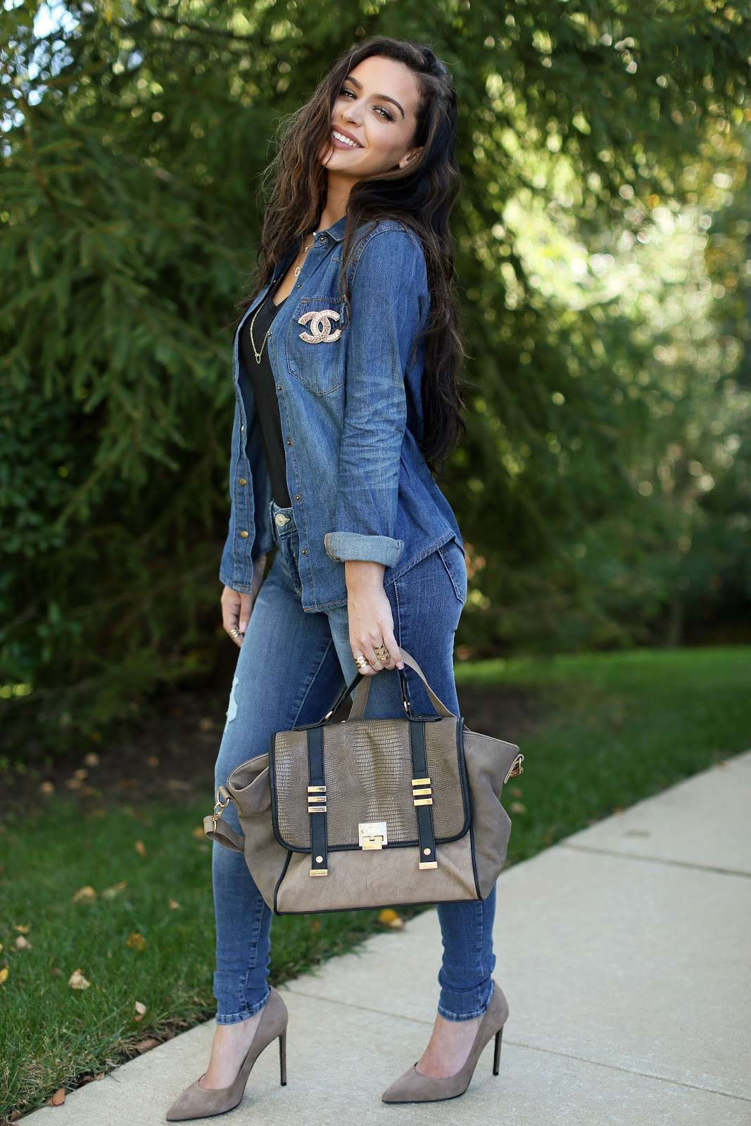 Look in denim con borsa e scarpe tortora