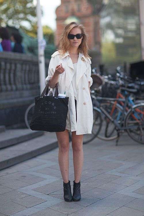 Trench bianco e accessori a contrasto