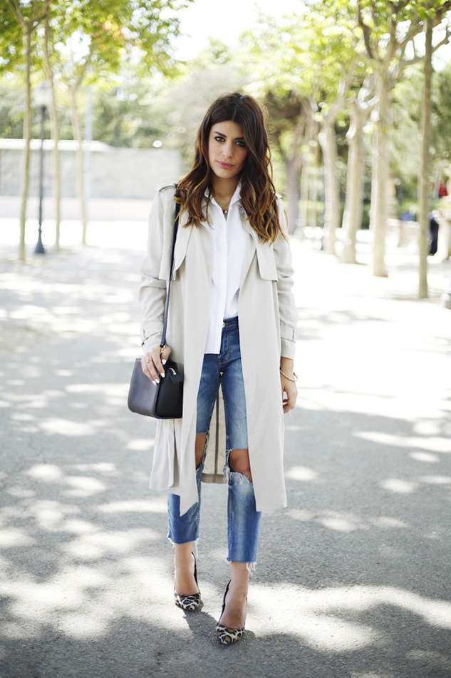 Trench e jeans con strappi