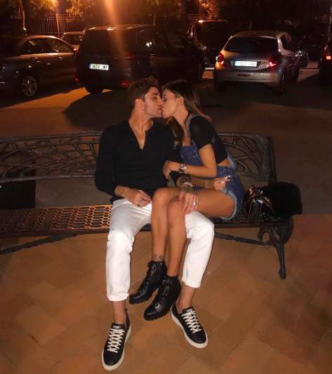 Belen Rodriguez e Andrea Iannone si baciano