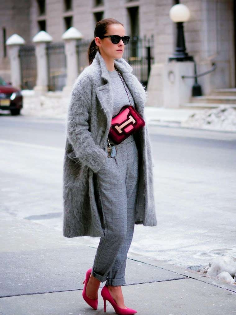 Cappotto grigio e accessori a contrasto