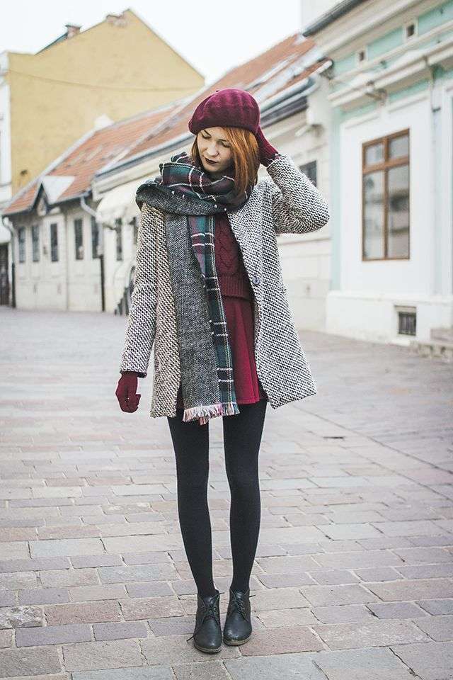 Cappotto grigio e capi tartan