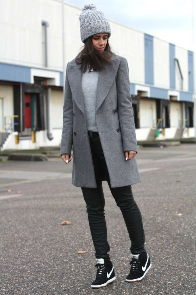 Cappotto grigio e jeans neri