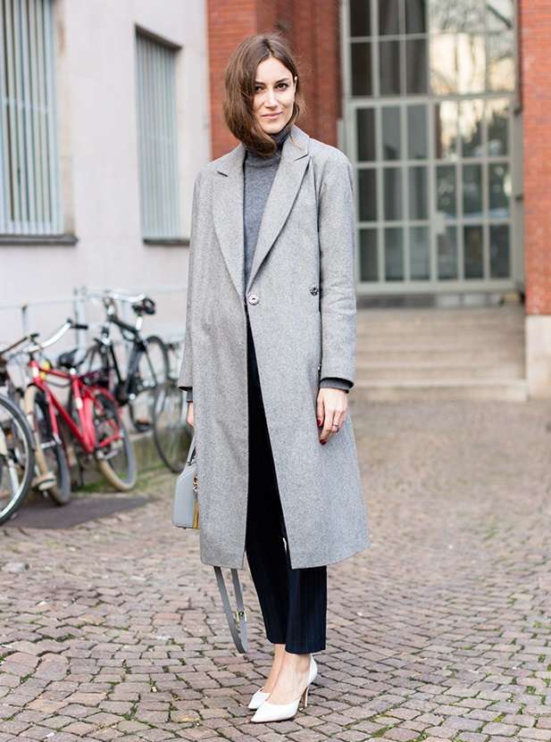 Cappotto grigio e scarpe bianche