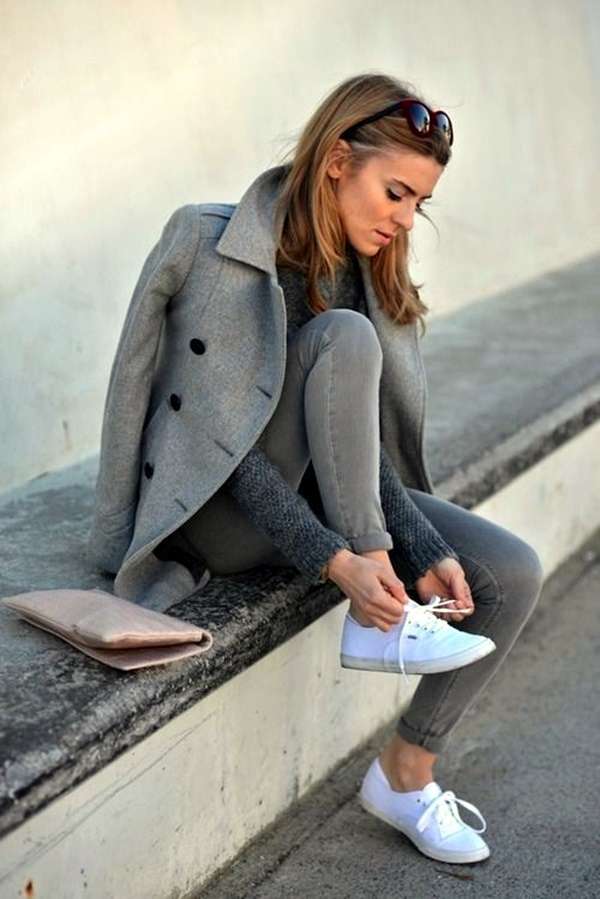 Cappotto grigio e sneakers turchesi