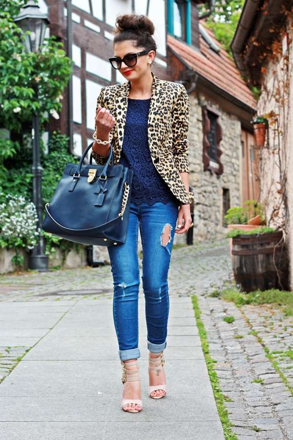 Jeans aderenti e blazer animalier