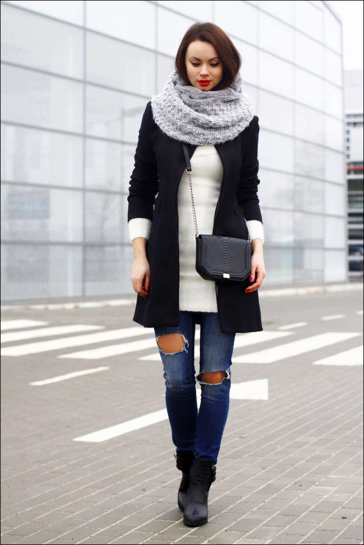 Jeans strappati e cappotto nero