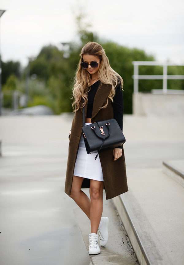 Look con cappotto lungo e sneakers