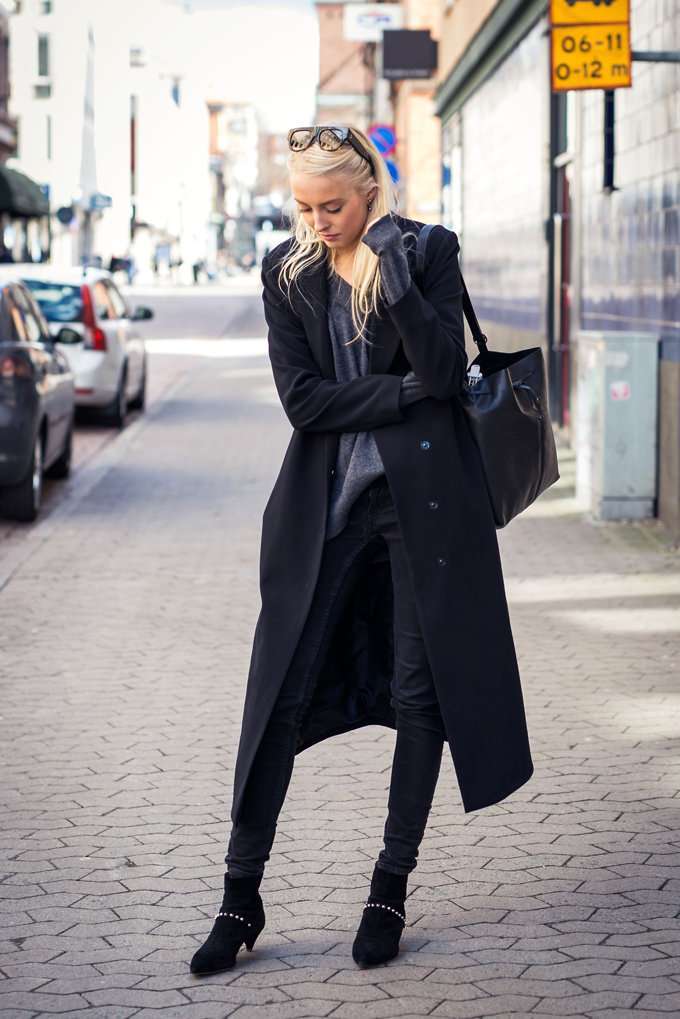 Look con maxi coat nero