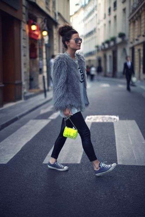 Look con pelliccia grigia e borsa fluo