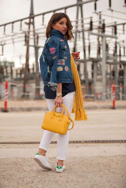 Look con sneakers e accessori pastello